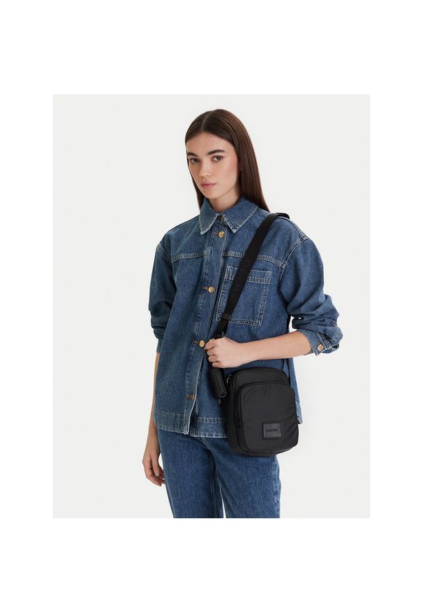 Saszetka Calvin Klein. Kolor: czarny