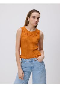 Reserved - Top z ozdobnymi kwiatami - pomarańczowy. Kolor: pomarańczowy. Materiał: dzianina, len. Wzór: kwiaty #1