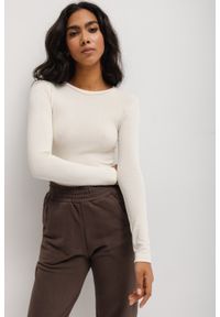Marsala - Dopasowany top z długim rękawem z gładkiej dzianiny w kolorze LIGHT BEIGE - MOODY. Materiał: dzianina. Długość rękawa: długi rękaw. Długość: długie. Wzór: gładki #1