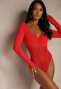 Renee - Czerwone Body Vices o Fasonie Longsleeve z Dekoltem w Kształcie V Asstre. Okazja: na randkę, na co dzień. Typ kołnierza: dekolt w kształcie V. Kolor: czerwony. Materiał: jeans, skóra. Długość rękawa: długi rękaw. Długość: długie. Styl: klasyczny, casual #3
