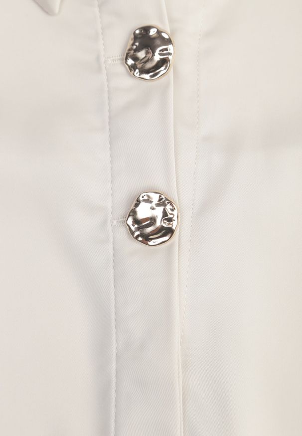 Renee - Jasnobeżowa Satynowa Koszula z Metalicznymi Guzikami w Eleganckim Stylu Lagulea. Kolor: beżowy. Materiał: satyna. Długość rękawa: długi rękaw. Długość: długie. Styl: elegancki