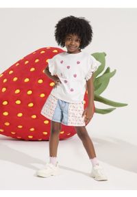 Sinsay - Szorty jeansowe z ozdobnymi naszywkami w truskawki - niebieski. Kolor: niebieski. Materiał: jeans. Wzór: aplikacja #1