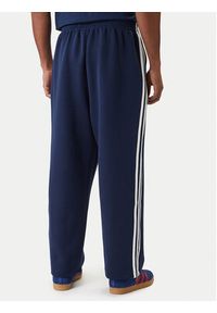 Adidas - adidas Spodnie dresowe adicolor Spacer Track KD4087 Granatowy Baggy Fit. Kolor: niebieski. Materiał: syntetyk. Sport: turystyka piesza #5