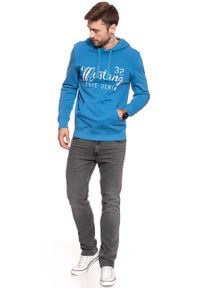 Mustang - MUSTANG BLUZA Logoprint Hoodie DEEP WATER 1007259 5392. Typ kołnierza: kaptur. Wzór: nadruk #9