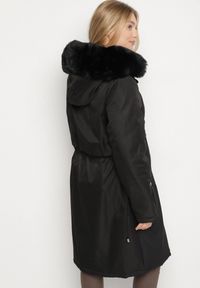 Born2be - Czarna Klasyczna Kurtka Parka z Kapturem z Futerkiem Essoria. Okazja: na spacer, na co dzień. Typ kołnierza: kaptur. Kolekcja: plus size. Kolor: czarny. Materiał: futro. Długość: długie. Styl: klasyczny #2