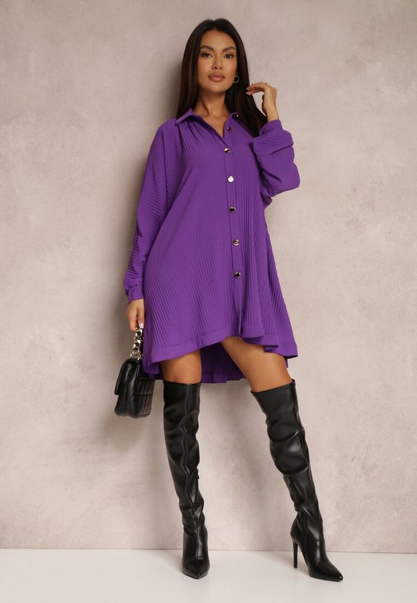 Renee - Ciemnofioletowa Sukienka Koszulowa Plisowana Giphi. Okazja: na co dzień. Kolor: fioletowy. Materiał: wełna. Długość rękawa: długi rękaw. Typ sukienki: koszulowe. Styl: casual, klasyczny
