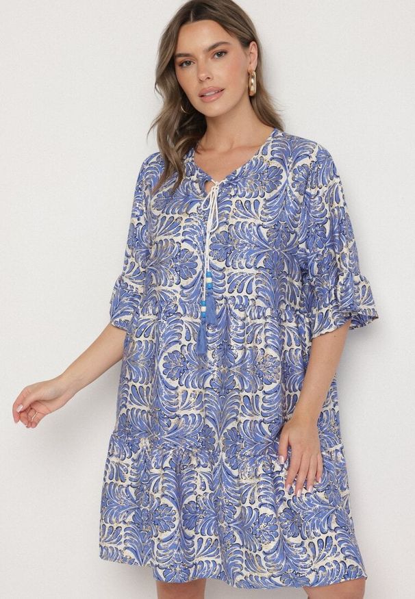 Born2be - Niebieska Sukienka z Lnem o Rozkloszowanym Kroju z Falbanami i Metalicznym Nafrukiem Rinanis. Okazja: na co dzień. Typ kołnierza: dekolt w serek. Kolor: niebieski. Materiał: len. Wzór: aplikacja. Styl: klasyczny, casual, elegancki