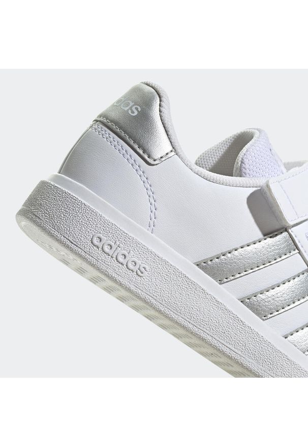 Buty sportowe dla dzieci Adidas Grand Court. Materiał: syntetyk, skóra, kauczuk. Szerokość cholewki: normalna. Sport: turystyka piesza