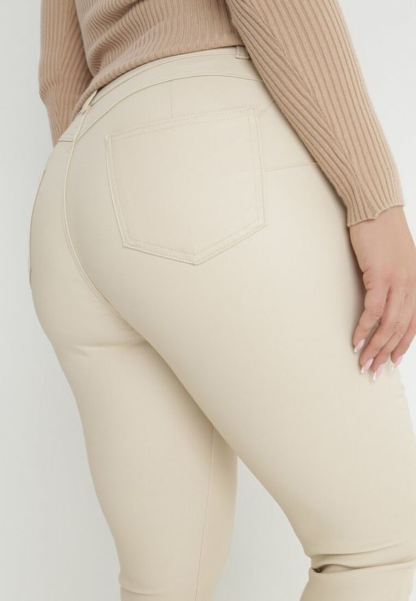 Born2be - Jasnobeżowe Spodnie Skinny Push Up Zami. Kolekcja: plus size. Kolor: beżowy