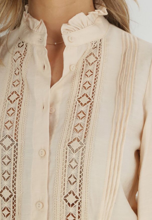 Born2be - Jasnobeżowa Koszula ze Stójką i Koronką Argochis. Typ kołnierza: kołnierzyk stójkowy. Kolor: beżowy. Materiał: koronka. Wzór: koronka