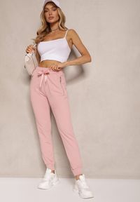 Renee - Różowe Spodnie Dresowe z Bawełny o Kroju Jogger High Waist Cherisa. Okazja: na co dzień. Stan: podwyższony. Kolor: różowy. Materiał: dresówka, bawełna. Styl: elegancki, casual #4