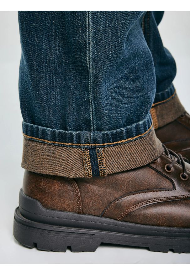 Big-Star - Jeansy męskie z prostą nogawką granatowe Toros 764. Okazja: na co dzień. Stan: podwyższony. Kolor: niebieski. Sezon: jesień, zima. Styl: casual, klasyczny