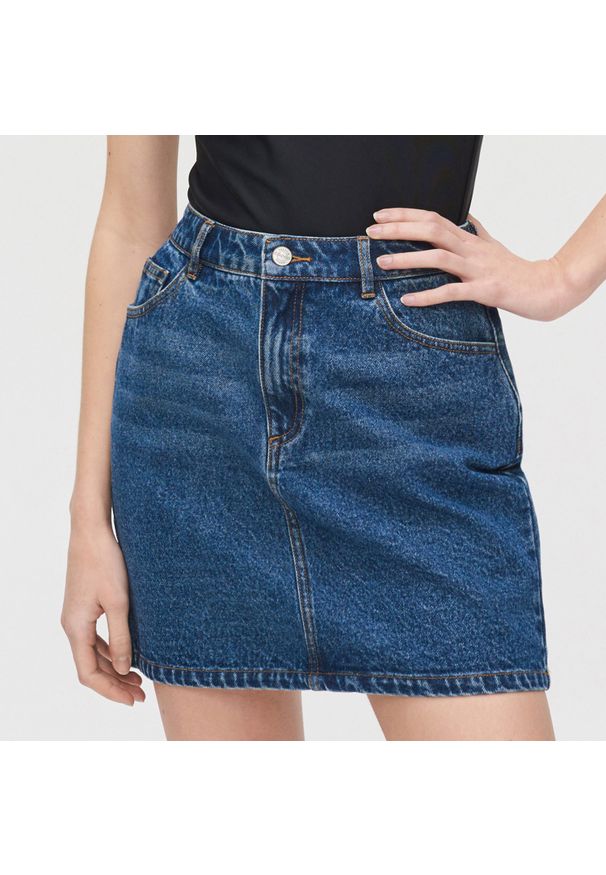 Cropp - Jeansowa mini spódnica - Niebieski. Kolor: niebieski. Materiał: jeans