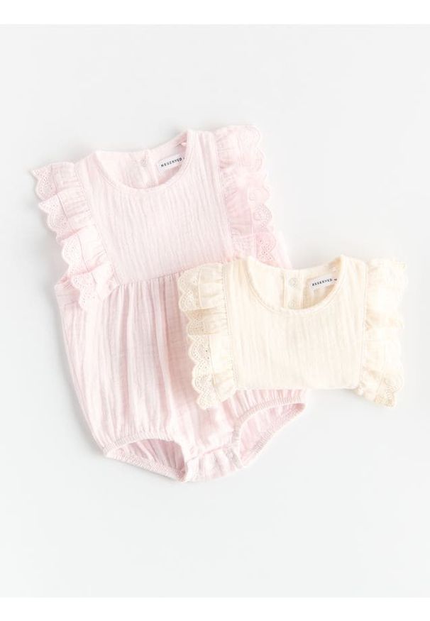 Reserved - Muślinowe body z falbanką - pastelowy róż. Kolor: różowy. Materiał: bawełna, tkanina