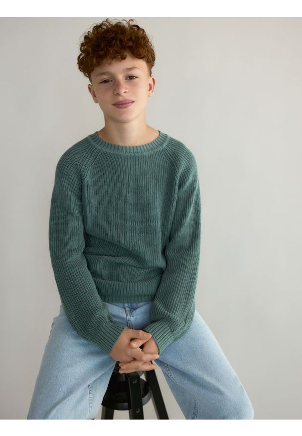 Reserved - Bawełniany sweter - morski. Kolor: morski. Materiał: bawełna. Styl: klasyczny