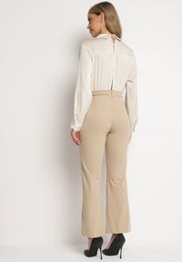 Born2be - Beżowy Elegancki Kombinezon z Kopertową Górą i Szerokim Dołem Boleeti. Okazja: na co dzień. Kolor: beżowy. Styl: elegancki #4