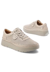 Półbuty damskie Vinceza, cholewka ze skóry naturalnej licowej z perforacją wiązanie z przodu na płaskiej podeszwie, złote, 79629. Kolor: złoty. Materiał: skóra. Szerokość cholewki: normalna. Obcas: na płaskiej podeszwie #6