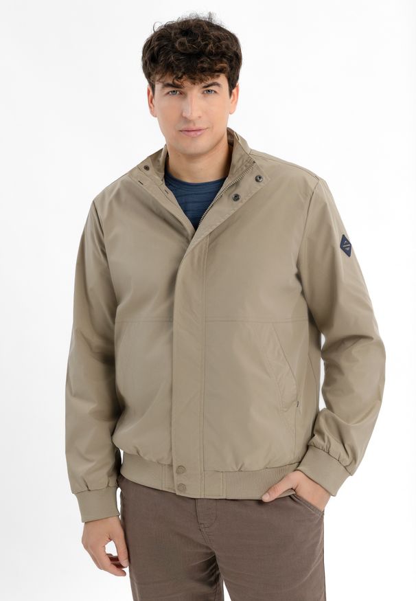 Volcano - Lekka kurtka J-TEGABO. Okazja: na co dzień. Typ kołnierza: kołnierzyk stójkowy. Kolekcja: plus size. Materiał: dzianina, materiał. Wzór: gładki. Sezon: wiosna, jesień. Styl: casual, klasyczny