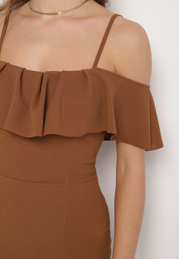 Born2be - Brązowa Sukienka z Odkrytymi Ramionami i Rozcięciem Zdobiona Falbanką Maranitia. Okazja: na imprezę. Kolor: brązowy. Długość rękawa: na ramiączkach. Wzór: aplikacja. Typ sukienki: z odkrytymi ramionami. Styl: elegancki