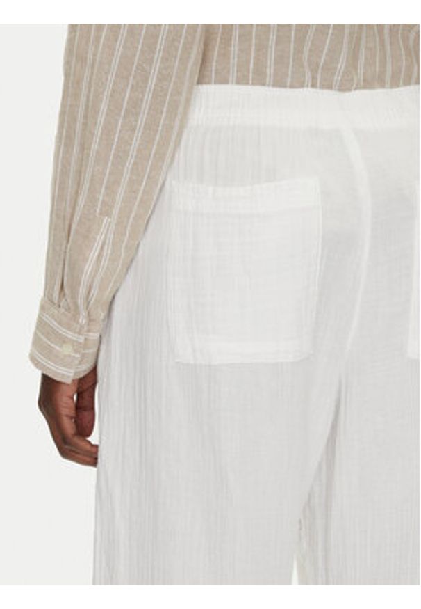 GAP - Gap Spodnie materiałowe 713952-00 Biały Regular Fit. Kolor: biały. Materiał: bawełna