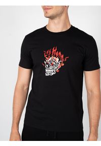 Les Hommes T-Shirt "On Fire" | LBT1002700P | Mężczyzna | Czarny. Okazja: na co dzień. Kolor: czarny. Materiał: bawełna. Wzór: nadruk. Styl: casual #4