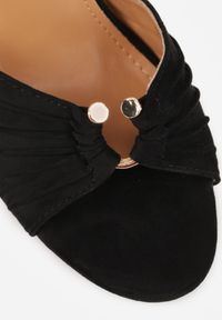 Renee - Czarne Sandały VICES na Szpilce Zdobione Marszczeniem i Aplikacją Synalirea. Zapięcie: pasek. Kolor: czarny. Wzór: aplikacja. Obcas: na szpilce. Styl: klasyczny, elegancki #8