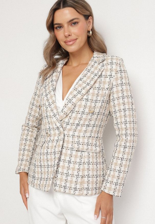 Born2be - Beżowa Klasyczna Marynarka Zapinana na Guziki z Poduszkami na Ramionach Izannami. Okazja: do pracy, na spotkanie biznesowe. Kolor: beżowy. Materiał: bawełna, jeans. Wzór: aplikacja. Styl: klasyczny