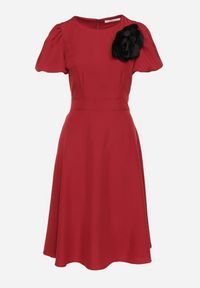 Born2be - Bordowa Sukienka Vices o Rozkloszowanym Kroju z Odpinanym Kwiatem 3D Rallarea. Kolor: czerwony. Wzór: kwiaty. Sezon: wiosna, lato #7