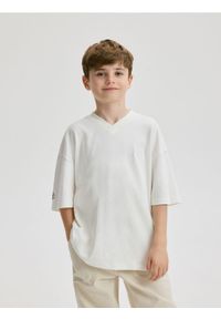Reserved - T-shirt oversize z naszywką - kremowy. Kolor: kremowy. Materiał: bawełna, dzianina. Wzór: aplikacja #1