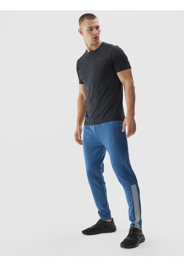4f - 4F Spodnie treningowe szybkoschnące męskie - niebieskie 3XL. Kolor: niebieski. Materiał: materiał, dzianina, syntetyk, włókno, elastan. Wzór: jednolity, ze splotem. Sport: fitness