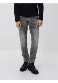 Reserved - Jeansy slim z efektem sprania - jasnoszary. Kolor: szary
