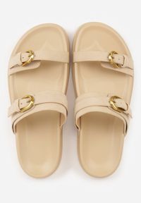 Renee - Beżowe Klapki Ozdobione Metalicznymi Klamrami Zelivra. Kolor: beżowy. Wzór: aplikacja. Sezon: lato. Styl: elegancki, boho #7