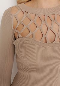 Born2be - Beżowa Dopasowana Sukienka z Prążkowanego Materiału z Ażurowym Dekoltem Medna. Okazja: na co dzień. Kolor: beżowy. Materiał: materiał, prążkowany. Wzór: ażurowy. Typ sukienki: proste. Styl: klasyczny, casual, elegancki #2