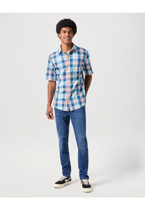 Wrangler - WRANGLER SS 1 PKT SHIRT MĘSKA KOSZULA Z KRÓTKIM RĘKAWEM NAVY 112353166 W5K0011976. Długość rękawa: krótki rękaw. Długość: krótkie