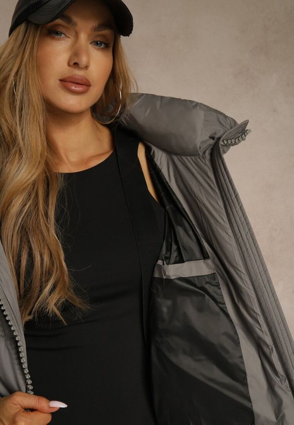 Renee - Szara Oversizowa Kurtka Puffer z Kaputrem Mevenassa. Kolor: szary. Materiał: dzianina, poliester, zamsz. Sezon: zima. Styl: elegancki