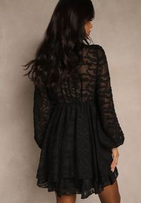 Renee - Czarna Rozkloszowana Sukienka z Siateczki z Ozdobnym Tłoczeniem Zenessalia. Kolor: czarny. Materiał: jeans, poliester. Typ sukienki: rozkloszowane. Styl: klasyczny, elegancki #4