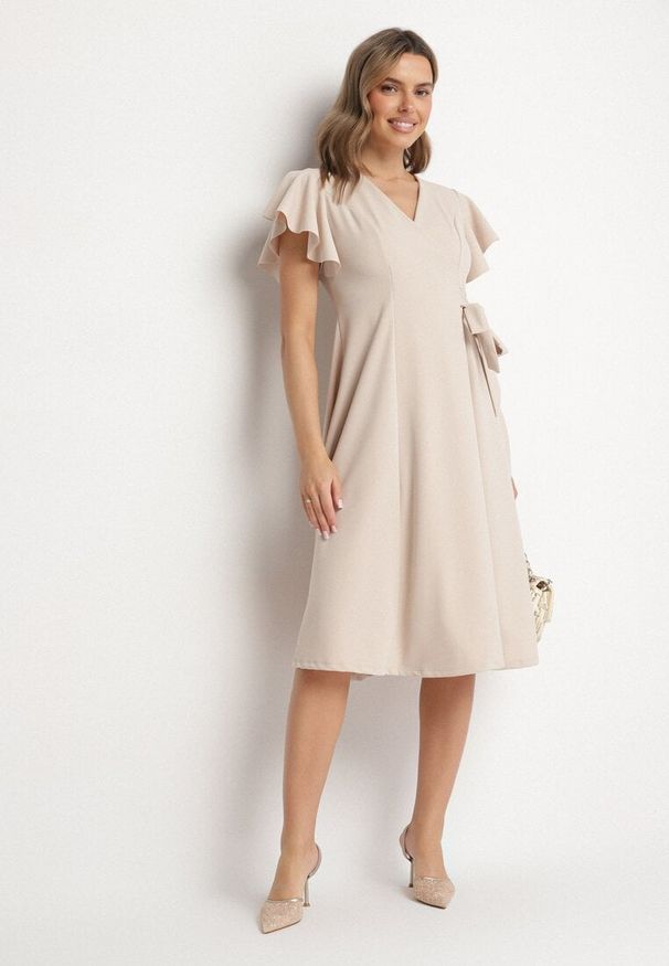 Born2be - Beżowa Rozkloszowana Sukienka Kopertowa z Wiązaniem w Talii Dannila. Kolor: beżowy. Wzór: aplikacja. Typ sukienki: kopertowe