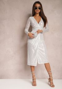 Renee - Biała Kopertowa Sukienka Midi z Drapowaniem Ozdobiona Cekinami Fendra. Okazja: na imprezę. Kolor: biały. Wzór: aplikacja. Typ sukienki: kopertowe. Długość: midi #2