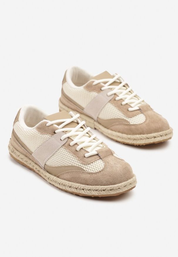 Renee - Ciemnobeżowe Sneakersy Typu Kultowe Tenisówki Zdobione Przeszyciami Grelloti. Okazja: na co dzień. Kolor: beżowy. Materiał: jeans, koronka. Wzór: aplikacja. Obcas: na obcasie. Wysokość obcasa: niski
