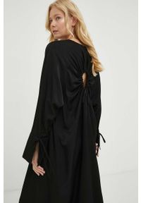 GESTUZ - Gestuz sukienka kolor czarny maxi oversize. Kolor: czarny. Materiał: tkanina, poliester, materiał. Długość rękawa: raglanowy rękaw. Typ sukienki: oversize. Styl: klasyczny. Długość: maxi #2