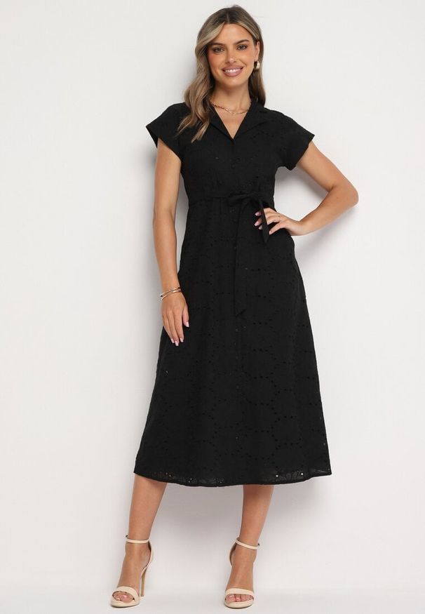 Born2be - Czarna Bawełniana Ażurowa Sukienka na Guziki o Koszulowym Kroju Wiązana Paskiem Grosofia. Okazja: na co dzień. Kolor: czarny. Materiał: bawełna. Wzór: ażurowy. Sezon: lato. Typ sukienki: koszulowe. Styl: klasyczny, casual, elegancki