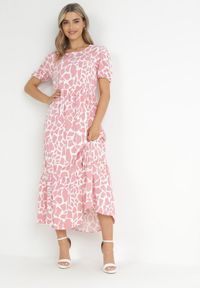 Born2be - Różowa Rozkloszowana Sukienka Maxi z Falbanką na Dole Zeanna. Kolor: różowy. Długość rękawa: krótki rękaw. Sezon: wiosna, lato. Styl: klasyczny. Długość: maxi #1