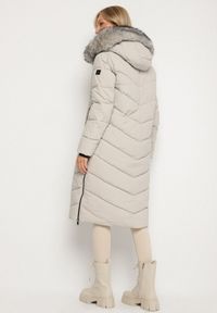 Born2be - Beżowa Długa Kurtka z Pikowanymi Przeszyciami i Kapturem z Futerkiem Galella. Okazja: na co dzień. Kolor: beżowy. Materiał: futro. Długość: długie. Styl: klasyczny, casual, elegancki #2