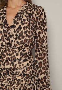 Born2be - Ciemnobeżowa Panterkowa Sukienka z Dekoltem w Serek Zdobiona Drapowaniem i Falbankami Melobria. Okazja: na co dzień. Typ kołnierza: kołnierz z falbankami, dekolt w serek. Kolor: beżowy. Wzór: aplikacja. Typ sukienki: dopasowane. Styl: casual, elegancki, klasyczny #2