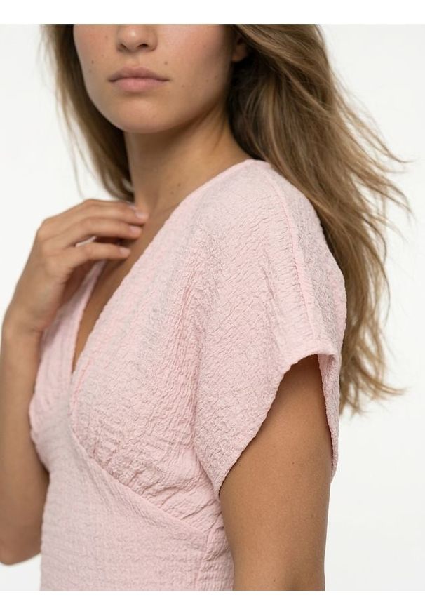 Sinsay - Bluzka z dekoltem V i marszczeniem z przodu - różowy. Kolor: różowy