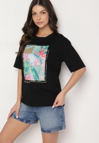 Born2be - Czarny Bawełniany T-shirt z Ozdobnym Nadrukiem Delmari. Okazja: na co dzień, na spacer. Kolor: czarny. Materiał: bawełna. Wzór: nadruk. Styl: klasyczny, casual