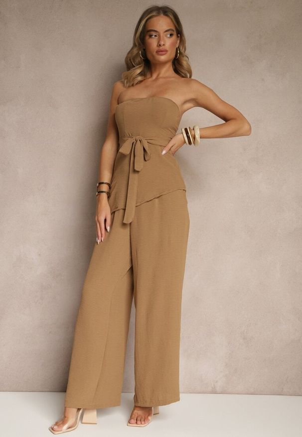 Renee - Jasnobrązowy Komplet Spodnie o Szerokim Kroju i Asymetryczna Bluzka Ralinessa. Kolor: brązowy. Wzór: aplikacja