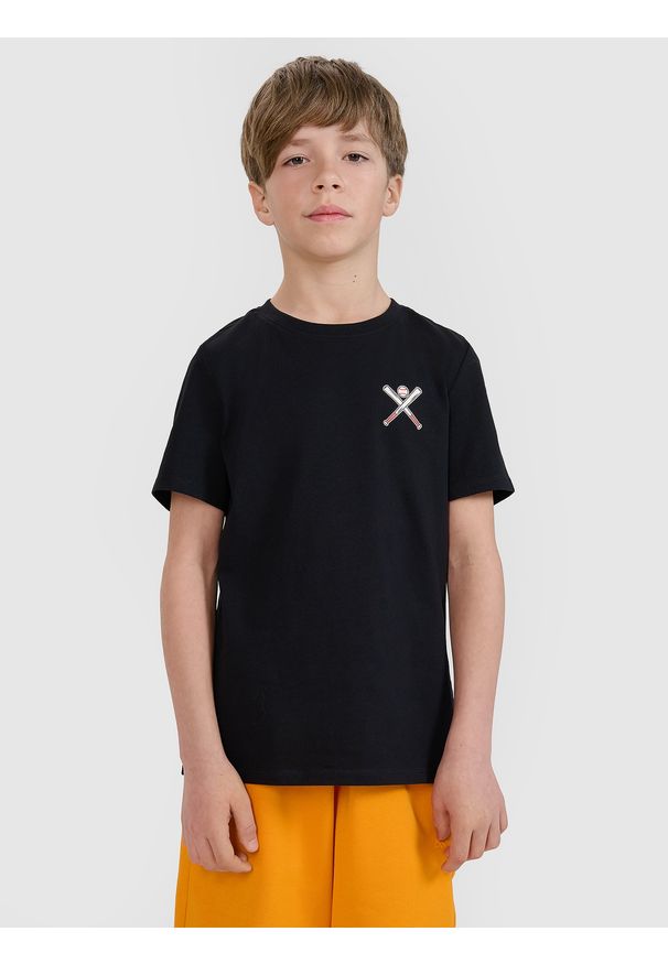 4f - 4F T-shirt regular z nadrukiem chłopięcy - czarny 140 (9-10 lat). Okazja: na co dzień. Kolor: czarny. Materiał: dzianina, bawełna, jersey. Długość rękawa: krótki rękaw. Długość: krótkie. Wzór: nadruk. Sezon: lato. Styl: klasyczny, sportowy, casual