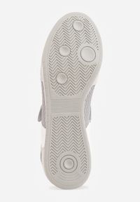 Renee - Szare Tenisówki Typu Sneakeriny Ozdobione Napisem Emirinne. Okazja: na co dzień. Zapięcie: rzepy. Kolor: szary. Wzór: aplikacja, napisy. Styl: casual #6