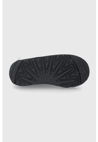 Ugg - UGG Śniegowce zamszowe dziecięce Bailey Zip Short kolor czarny. Nosek buta: okrągły. Kolor: czarny. Materiał: zamsz. Szerokość cholewki: normalna #5